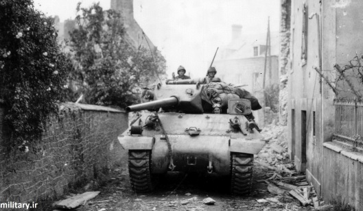 Истребитель танков М10 на улице одного из городов в Нормандии, 3-я Бронетанковая дивизия США, 1944г.
